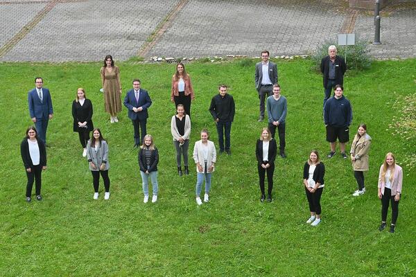 13 junge Frauen und M�nner haben ihre Ausbildung oder ihr duales Studium beim Landratsamt begonnen. Sie wurden von Landrat Christoph Schauder und dem Ersten Landesbeamten Florian Busch sowie Vertretern des Amtes f�r Personal und Zentrale Dienste, des Personalrats und der Jugend- und Auszubildendenvertretung empfangen.