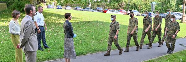Bundeswehrkrfte treten den Dienst im Gesundheitsamt an: Gesundheitsdezernentin Elisabeth Krug (4. v. l.), Erster Landesbeamter Florian Busch (2. v. l.), die stellvertretende Leiterin des Gesundheitsamtes Yasemin Eryanar (links) und Jrgen Segeritz vom Sachgebiet Katastrophenschutz begren die Soldaten.
