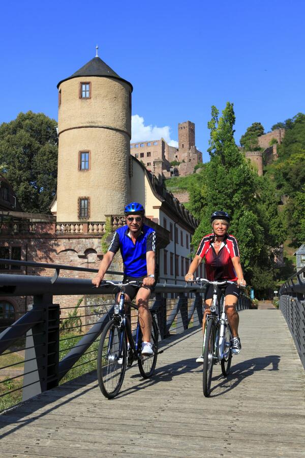 Radler auf der Tauberbr�cke bei Wertheim am Main: Der Radweg "Liebliches Taubertal - Der Klassiker" steht in diesem Jahr zur �berpr�fung durch den Allgemeinen Deutschen Fahrradclub an. Der Tourismusverband m�chte die f�nf Sterne f�r den Radweg verteidigen