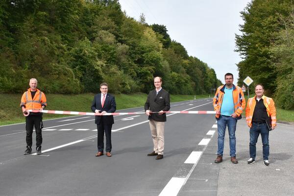 Verkehrsfreigabe der sanierten Kasernenstra�e bei Lauda (von links): Simon G�pfert (Konrad Bau), Landrat Christoph Schauder, B�rgermeister Dr. Lukas Braun, Stra�enmeister Siegbert Kappes und Projektleiter Michael Suppinger.