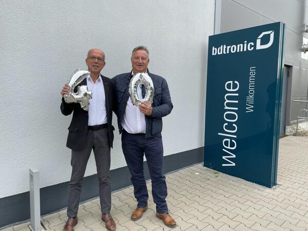 Patrick Vandenrhijn (rechts), CEO von bdtronic, bedankt sich bei Arno Hgel fr seine langjhrige erfolgreiche Ttigkeit im Unternehmen.