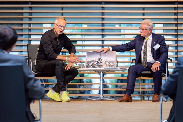 Michael Najjar (links) und Dr. Manfred Wittenstein (rechts) bei der Buchver�ffentlichung von "outer space v2".