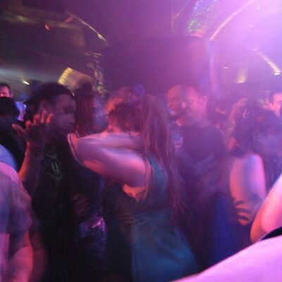 Club-Besucherinnen und -Besucher auf der Tanzfläche: Am Wochenende sollen Diskotheken verstärkt kontrolliert werden.