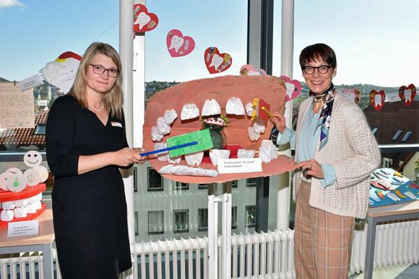 Gebiss-Modell aus dem Kindergarten "St. Josef" Unterbalbach: Jugendzahnrztin Cosima Lang-Lebakken (links) und Sozialdezernentin Elisabeth Krug besichtigen die Kunstwerke zum Tag der Zahngesundheit im Landratsamt.