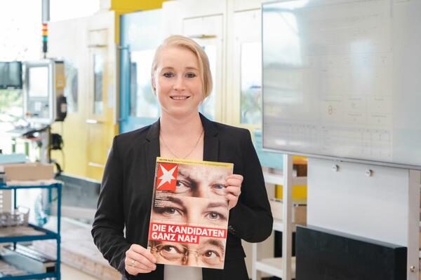 Anna M�hleck, Leiterin der Organisationsentwicklung von Bass, in der Fertigung.