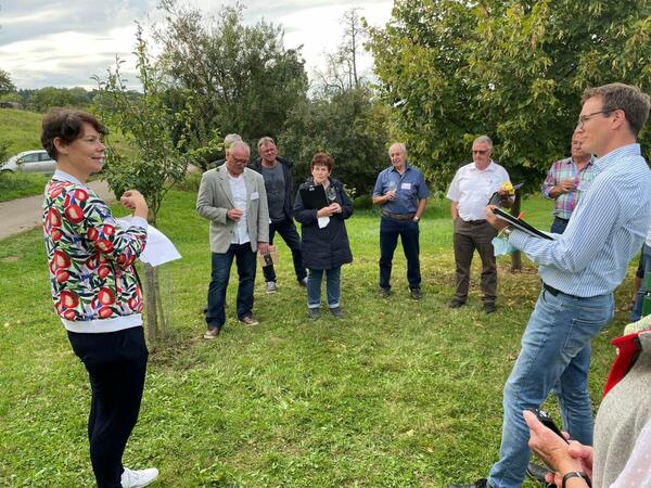 Bild vergr&ouml;&szlig;ern: Die Bewertungskommission im Rahmen des Bezirksentscheids von "Unser Dorf hat Zukunft" ließ sich im September auch das Dorf Neubronn vorstellen. Nun wurde ein Sonderpreis für beispielhaftes bürgerschaftliches Engagement und auszeichnungswürdige Einzelproje