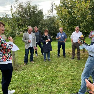 Die Bewertungskommission im Rahmen des Bezirksentscheids von "Unser Dorf hat Zukunft" lie� sich im September auch das Dorf Neubronn vorstellen. Nun wurde ein Sonderpreis f�r beispielhaftes b�rgerschaftliches Engagement und auszeichnungsw�rdige Einzelproje