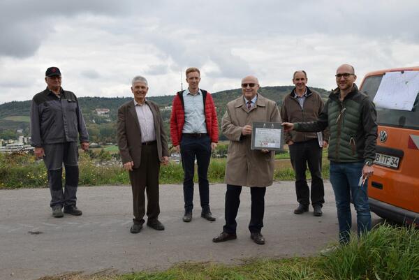 Bild vergr&ouml;&szlig;ern: Oberbürgermeister Udo Glatthaar erhält den Pflegeplan im Flurneuordnungsverfahren Bad Mergentheim (B19).