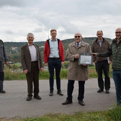 Oberbrgermeister Udo Glatthaar erhlt den Pflegeplan im Flurneuordnungsverfahren Bad Mergentheim (B19).