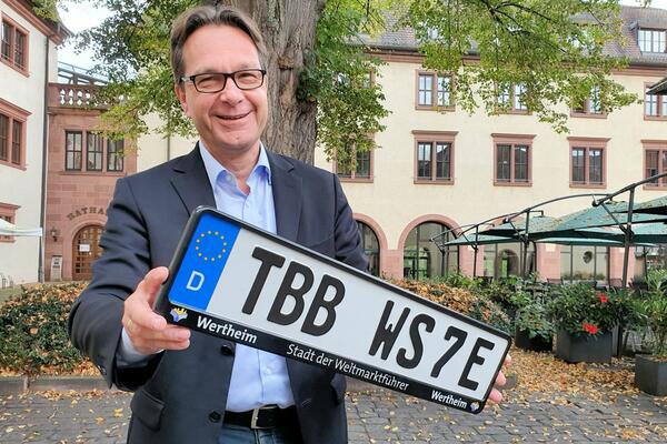 Wirtschaftsförderer Jürgen Strahlheim will mit der Marke "Stadt der Weltmarktführer" weiter punkten - etwa mit einem Kennzeichenhalter.