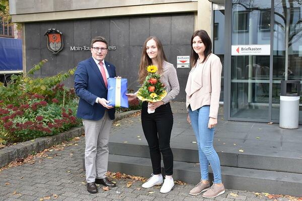 Beste Auszubildende im Regierungsbezirk Stuttgart geehrt: Landrat Christoph Schauder (links) gratuliert Tabea Erzgraber (Mitte) zu ihrem herausragenden Ergebnis, auch Ausbildungsleiterin Ann-Katrin Blatz (rechts) freute sich über den Erfolg.