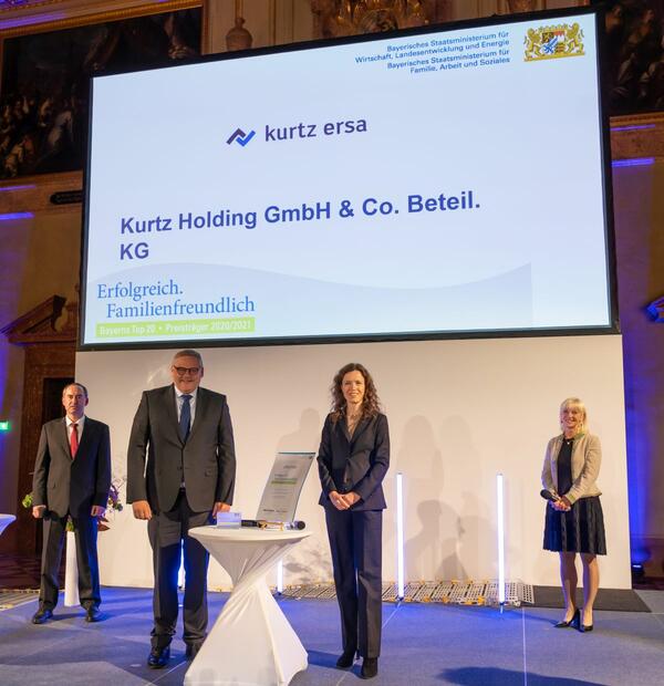HR-Managerin Judith Seindl und Kurtz Ersa-CFO Thomas Mühleck (beide im Vordergrund) bei der Auszeichnung