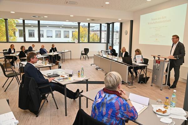 Im Landratsamt Main-Tauber-Kreis fand in Abstimmung mit dem Wirtschaftsministerium eine weitere Arbeitssitzung der Regionalen Steuerungsgruppe mit vielen am �bergang Schule - Beruf beteiligten regionalen Akteuren statt.