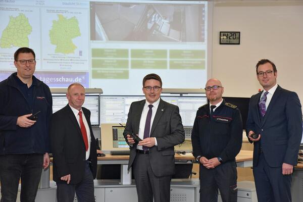 Besuch bei der Integrierten Leitstelle in Bad Mergentheim (von links): Leitstellenleiter Matthias Hofmann, Kreisgesch�ftsf�hrer Klaus Eckel, Landrat Christoph Schauder, Kreisbrandmeister Andreas Geyer und Erster Landesbeamter Florian Busch
