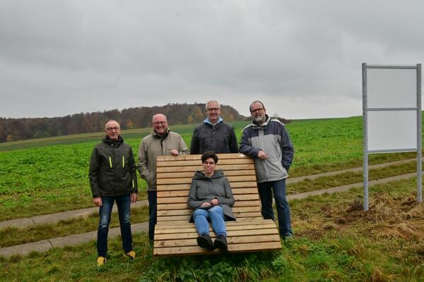 Vom Ort des Glücks am Schneeberg hat man eine hervorragenden Blick auf Großrinderfeld, finden die Wanderwarte Bernd Leuchtweis, Walter Lutz, Friedbert Lang und Uli Hoch sowie und Tatjana Walter vom Tourismusverband Liebliches Taubertal.
