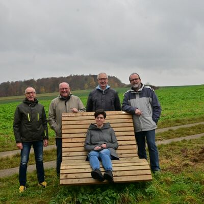 Vom Ort des Gl�cks am Schneeberg hat man eine hervorragenden Blick auf Gro�rinderfeld, finden die Wanderwarte Bernd Leuchtweis, Walter Lutz, Friedbert Lang und Uli Hoch sowie und Tatjana Walter vom Tourismusverband Liebliches Taubertal.
