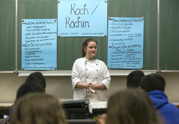 Eine Ausbildungsbotschafterin stellt ihren Beruf Köchin vor: Die Initiative Ausbildungsbotschafter feiert zehnjähriges Bestehen.