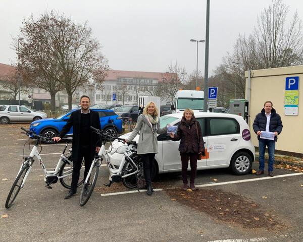 Dorothea Grebbin, Vorsitzende des Taubermobil Carsharing e.V., �berreicht den Projektpartnern das Preisgeld f�r die erfolgreiche Teilnahme an dem Wettbewerb "Gemeinsam erfolgreich. Mobil in l�ndlichen R�umen" (von links): Thorsten Haas (VGMT), Ursula M�hleck (Landratsamt Main-Tauber-Kreis), Dorothea Grebbin (Taubermobil Carsharing e.V.) und Steffen He�linger (Stadtwerk Tauberfranken)