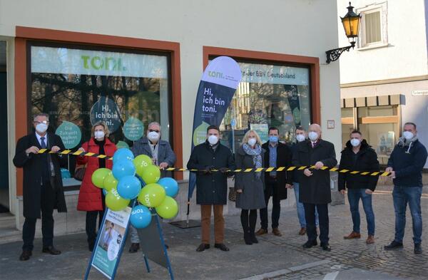 Erffnung des toni-Infoshops in Bad Mergentheim (von links): Jochen Mssig (BBV-Koordinator Main-Tauber-Kreis), Sabine Schweiger (BBV-Landesbeauftragte Baden-Wrttemberg), Manfred Maschek (BBV-Geschftsfhrer), Landrat Christoph Schauder, Dezernentin Ursula Mhleck (Landratsamt), Oberbrgermeister Udo Glatthaar und Robert Link (BBV-Regionalvertriebsleiter) sowie im Hintergrund Wirtschaftsfrderer Marcel Stephan (Stadt Bad Mergentheim) und Mitarbeiter der BBV.