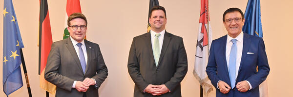 Landrat Christoph Schauder (links) im Austausch mit dem ungarischen Generalkonsul András Izsák (Mitte) und Prof. Dr. Wolfgang Reinhart, Vizepräsident des Landtags von Baden-Württemberg im Kursaal Bad Mergentheim.