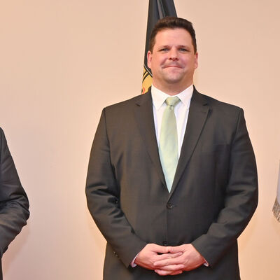 Landrat Christoph Schauder (links) im Austausch mit dem ungarischen Generalkonsul Andrs Izsk (Mitte) und Prof. Dr. Wolfgang Reinhart, Vizeprsident des Landtags von Baden-Wrttemberg im Kursaal Bad Mergentheim.