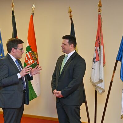 Landrat Schauder und Generalkonsul Dr. Izsk tauschten sich insbesondere ber die enge Partnerschaft zwischen dem Landkreis und dem Komitat Tolna aus.
