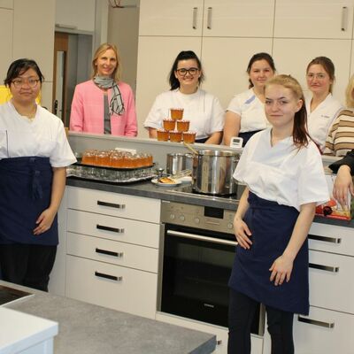 Die angehenden Hauswirtschafterinnen der Beruflichen Schule f�r Ern�hrung, Pflege und Erziehung (EPE) mit Schulleiterin Anke Mund (3. v. l.) und der Fachlehrerin Ursula Scheurer (2. v. r.): Sie produzierten Quittengelee aus Bronnbacher Fr�chten.