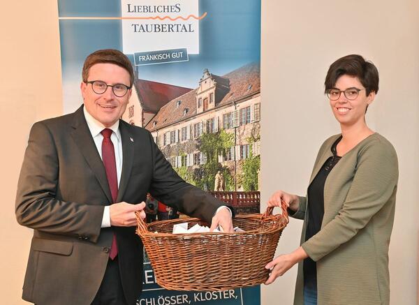 Landrat Christoph Schauder und Tatjana Walter vom Tourismusverband losten die Gewinnerinnen und Gewinner des Geburtstags-Quiz "70 Jahre Liebliches Taubertal" aus. 