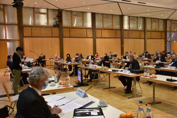 Die Kreistagssitzung hat am Mittwoch, 1. Dezember, in der Stadthalle in Tauberbischofsheim stattgefunden. Auf der Tagesordnung stand unter anderem die Vergabe der Projektsteuerung fr den Straenmeisterei-Neubau.