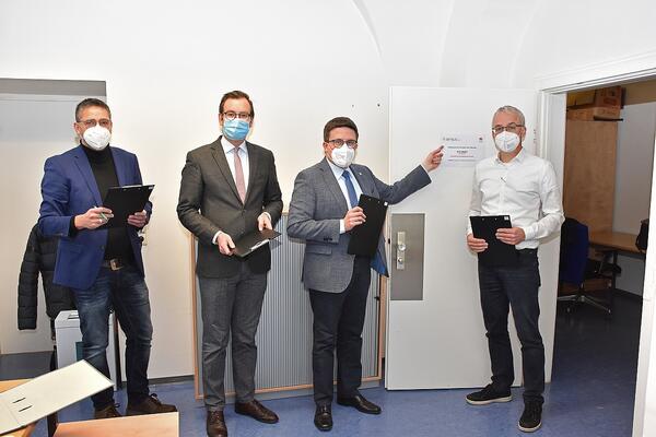 Besuch bei der Zensusstelle des Landratsamtes (von links): Finanz- und Personaldezernent Torsten Hauck, Erster Landesbeamter Florian Busch, Landrat Christoph Schauder und Stabsstellenleiter J�rg Scheidel. 