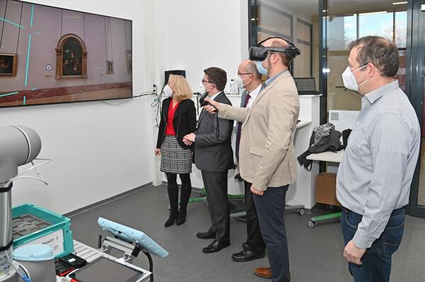 Digitales Lernen an der Beruflichen Schule in Bad Mergentheim mittels VR-Brillen: Ursula Mhleck, Dezernentin fr Kreisentwicklung und Bildung, Landrat Christoph Schauder, Schulleiter Peter Whrle und die Fachlehrer Michael Schurk und Andreas Amann (v.l.n.r.) bei der Vorstellung der neuen Technik.