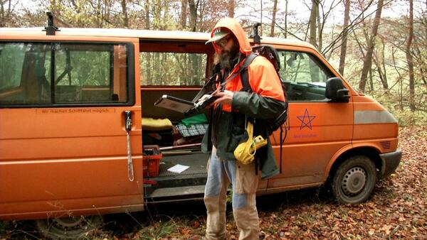 Mit einem tragbaren Computer und weiteren Gertschaften ist der beauftragte Sachverstndige, Diplom-Forstwirt Sebastian Busch, im Walddistrikt Pfingstberg zwischen Schweigern und Bobstadt unterwegs, um wichtige Daten fr die vierte Bundeswaldinventur zu erheben.