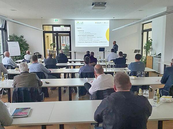 Die Referenten einer Informationsveranstaltung zum Thema Photovoltaik f�r Industrie und Gewerbe berichteten zu den Themen Solardachpflicht ab Januar 2022, die PV-Anlagentechnik sowie �ber die Wirtschaftlichkeit einer Solar-Anlage. 