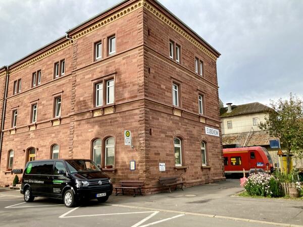 Ein Ruftaxi der Linie 9839 am Bahnhof Eubigheim als Zu- und Abbringer der stndlich verkehrenden Frankenbahn zwischen Lauda und Osterburken: Zum Fahrplanwechsel am 12. Dezember 2021 kam es zu Fahrplananpassungen im Bus-, Bahn- und Ruftaxiverkehr.