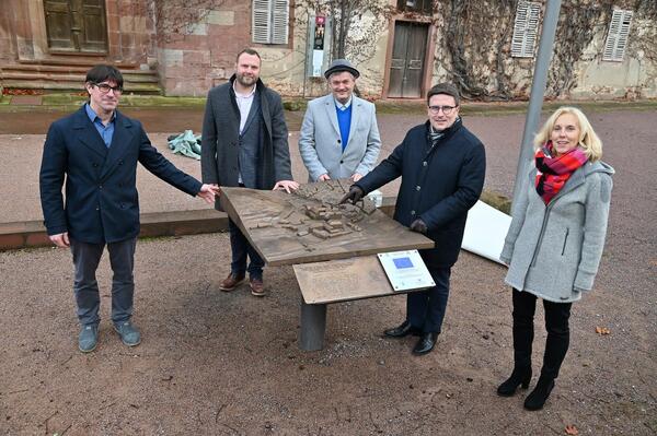 Vertreter des Rotary Club Wertheim, Michael Bannwarth (v. l. n. r.), der amtierende Prsident Jonathan Klpfel und Wolfgang Weimer, bergaben das Tastmodell der Klosteranlage Bronnbach an Landrat Christoph Schauder und Dezernentin Ursula Mhleck. 