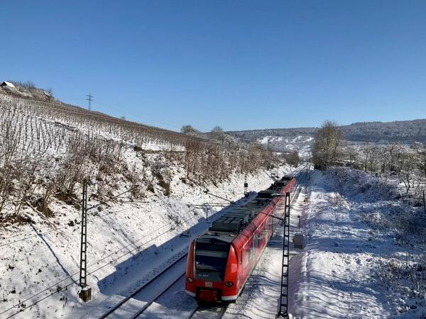 Zug der Frankenbahn in Winterlandschaft bei Gerlachsheim: Die beiden Landr�te Dr. Achim Br�tel und Christoph Schauder rufen dazu auf, das Angebot zu nutzen, damit aus dem Probebetrieb des Stundentakts ein Dauerangebot wird. Die Tarife werden ab Januar einfacher, flexibler und vielfach g�nstiger.