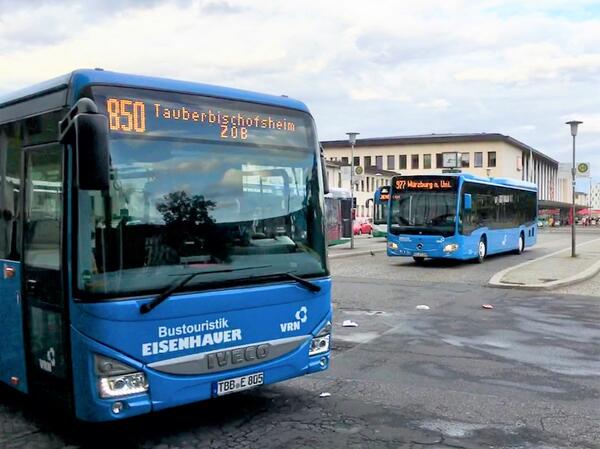 Linienbusse der Linien Würzburg-Tauberbischofsheim-Hardheim und Würzburg-Wertheim-Miltenberg am Busbahnhof Würzburg: Die 14-Uhr-Sperrfrist für Ausbildungszeitkarten entfällt im Rahmen der VRN-Tarifreform zum 1. Januar 2022. 