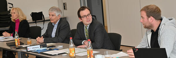 Sitzung der Steuerungsgruppe Biomusterregion: Dezernentin f�r Kreisentwicklung und Bildung, Ursula M�hleck, Landwirtschaftsamtsleiter Meinhard St�rkel, Erster Landesbeamter Florian Busch und der Regionalmanager der Biomusterregion, Stefan Fiedler.