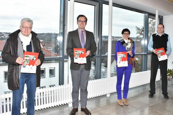 Der Vorsitzende der Lebenshilfe fr Menschen mit Behinderung im Main-Tauber-Kreis, Jrg Hasenbusch, bergab das Jahresprogramm 2022 im Landratsamt an Ersten Landes-beamten Florian Busch sowie Sozialdezernentin Elisabeth Krug. Begleitet wurde er vom neuen Geschftsfhrer Peter Bche (von links).