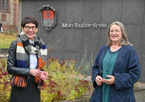 Sybille Beyer (rechts) ist die neue Patientenf�rsprecherin f�r psychisch kranke Menschen im Main-Tauber-Kreis. Sie unterst�tzt psychisch kranke Menschen und deren Angeh�rige. Sozialdezernentin Elisabeth Krug w�nschte ihr viel Erfolg f�r ihre wichtige Arbeit.