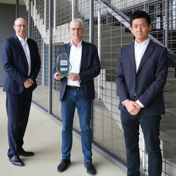 Die Gesch�ftsf�hrung von Bass freut sich �ber die Auszeichnung. Von links: Oliver Schunter, Martin Zeller und Takashi Gamano