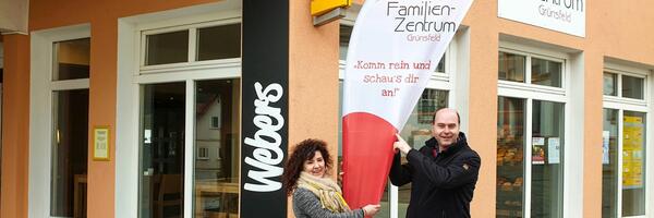 Die Mitarbeiter Cornelia Renk und Guido Imhof vor den Familienzentrum Grnsfeld-Wittighausen: Auch diese Einrichtung gehrt zu den Begegnungssttten, die der Landkreis fr das Jahr 2021 mit insgesamt 218.000 Euro frdert.