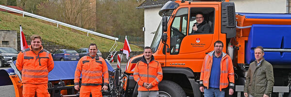 Landrat Christoph Schauder in der Fahrzeugkabine des neuen Unimog: �ber das neue Fahrzeug freuen sich die beiden Fahrzeuglenker (von links) Fabian Schenkel und Tobias Fe�ler, der stellvertretende Leiter der Stra�enmeisterei, Thomas Heinen, der Leiter der Stra�enmeisterei, Siegbert Kappes, und Thomas Kn�rzer vom Stra�enbauamt des Landratsamtes Main-Tauber-Kreis.
