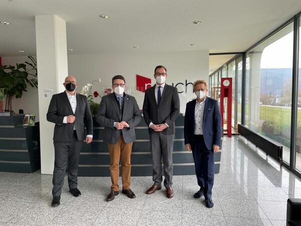 Brgermeister Roger Henning, Landrat Christoph Schauder und Erster Landesbeamter Florian Busch (von links) statteten der Firma Rauch in Freudenberg einen Besuch ab. Geschftsfhrer Michael Stiehl informierte ber aktuelle Entwicklungen und die 125-jhrige Firmengeschichte.