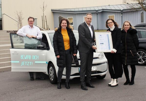 Die �bergabe des Dualis Zertifikats fand zur Ausbildung passend vor dem neuen Azubi E-Auto statt, welches die Systemair Azubis nutzen d�rfen. 