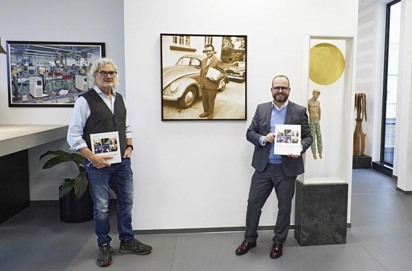 Der Geschftsfhrende Gesellschafter von Lauda, Dr. Gunther Wobser (rechts), mit dem Vorsitzenden der Taubertler Hilfsgemeinschaft, Jrgen Schmitt, bei der symbolischen Spendenbergabe.