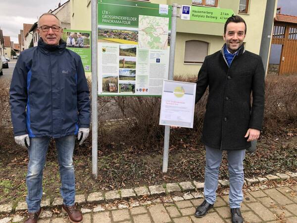 Wegewart Bernd Leuchtweis und Bürgermeister Johannes Leibold (von links) nehmen die Zertifizierungsurkunde für den Rundwanderweg entgegen.