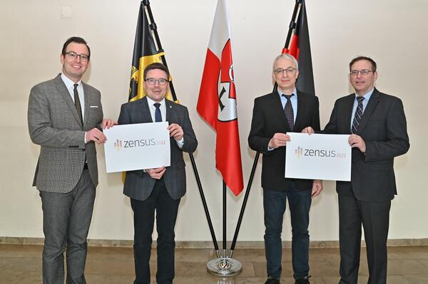 Erster Landesbeamter Florian Busch, Landrat Christoph Schauder, Jrg Scheidel, Leiter der Stabsstelle Zensus und Dr. Bernhard Blmm, stellvertretender Stabsstellenleiter (von links): Die Vorbereitungen fr den Zensus 2022 laufen auf Hochtouren. 