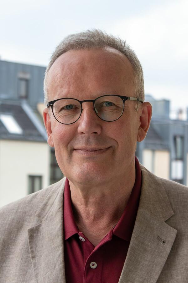 Unternehmensberater Jens Arne M�nnig informiert an den Schulen �ber Ausbildungs- und Studienm�glichkeiten und die Vielfalt der Berufswelt im Main-Tauber-Kreis. Der Landkreis bietet jungen Menschen exzellente M�glichkeiten f�r eine "Karriere daheim".