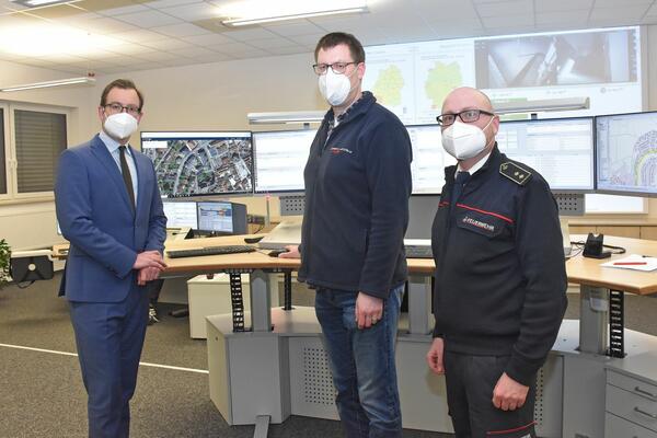 Kreisbrandmeister Andreas Geyer und Leitstellenleiter Matthias Hofmann demonstrierten dem Ersten Landesbeamter Florian Busch (von rechts) wie in der Integrierten Leitstelle Rettungsfahrzeuge mithilfe von Drei-Wort-Adressen exakt an den genauen Zielpunkt navigiert werden knnen. Alle drei appellieren an alle Brgerinnen und Brger, sich mit Installation der App "What2Words" fr Notflle zu wappnen.